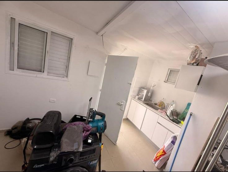 מטבחון ופינת שירות עם מכונת כביסה